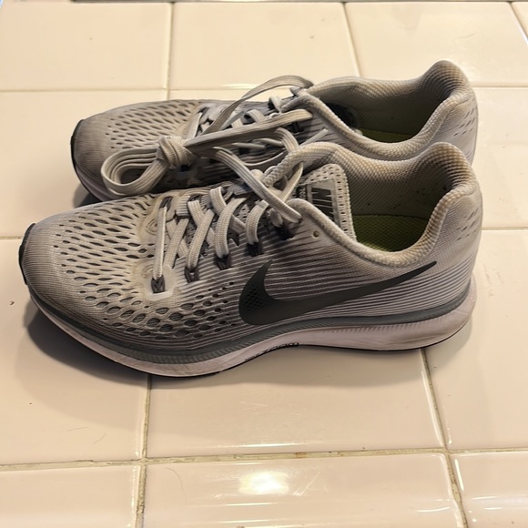 Nike womens zoom Pegasus running shoe, 6.5 - Picture 4 of 7